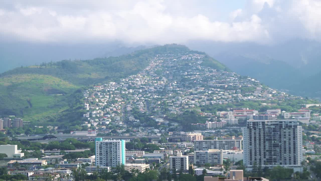 壮丽的山景俯瞰檀香山的城市密度在4k慢动作60fps视频下载