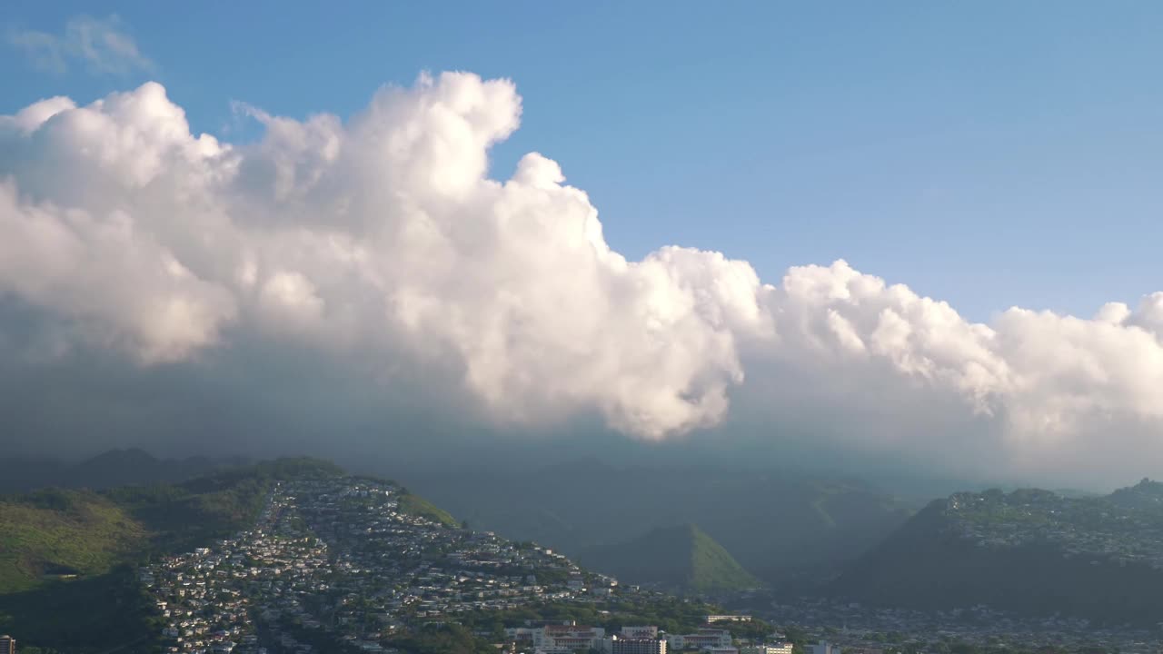 动态时间推移檀香山的山区背景和城市前景在4k视频素材