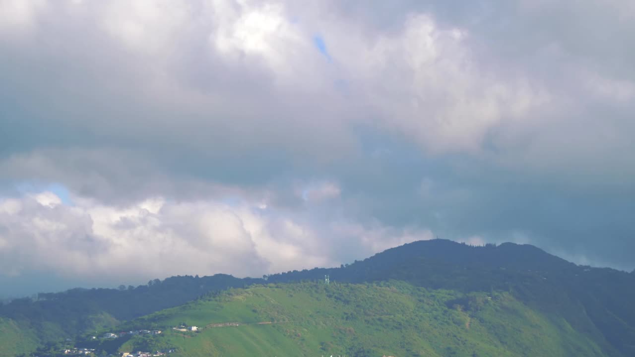 动态时间推移檀香山的山区背景和城市前景在4k视频素材