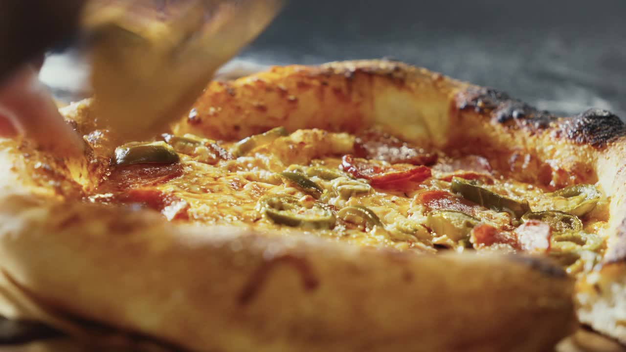 电影镜头捕捉到了手工披萨被切开的瞬间，视频下载