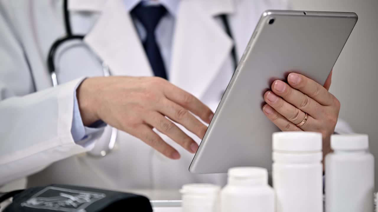 男性医生使用平板电脑，远程医疗概念视频下载