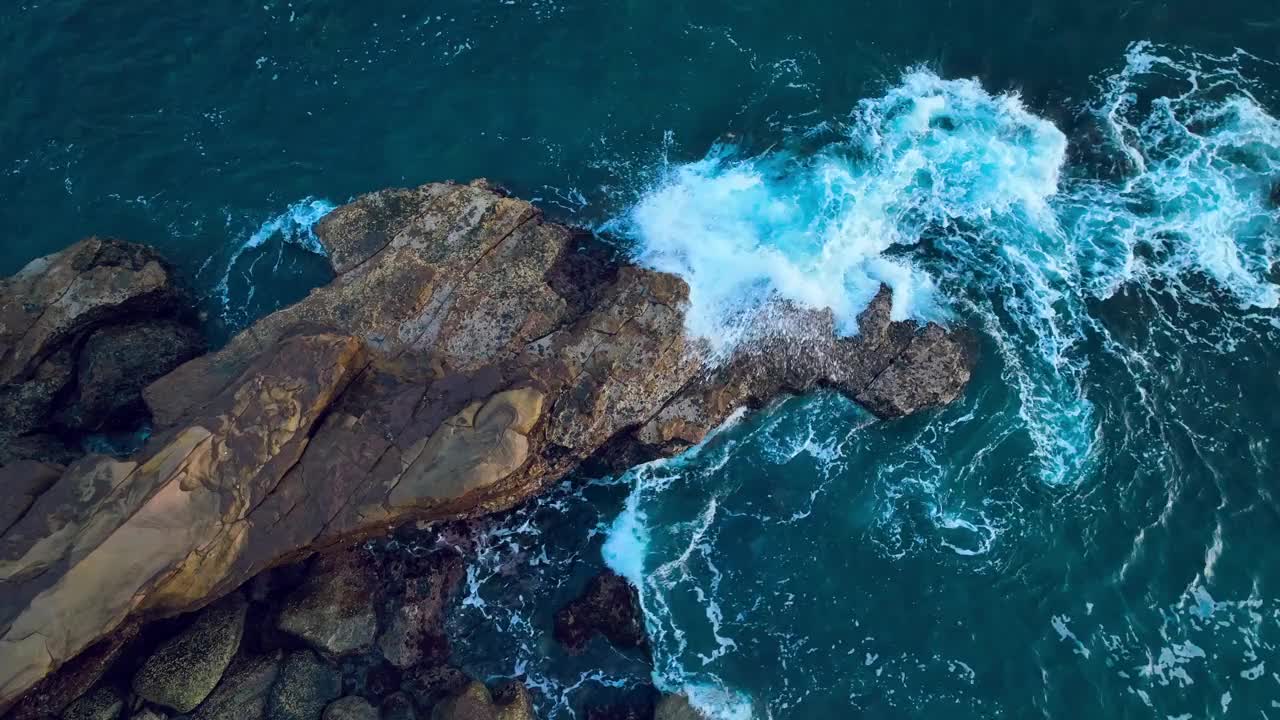 日出，大海和岩石视频下载