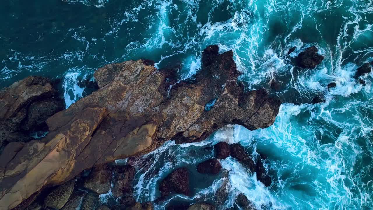 日出，大海和岩石视频下载