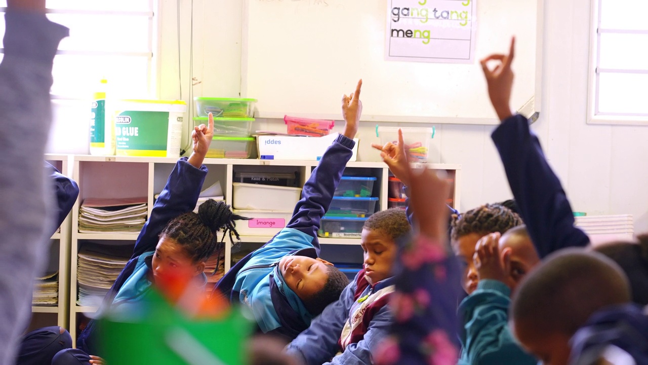 孩子们，在小学课堂上举手提问，进行教育、语言学习或测验。一组南非儿童的教学支持，想法和知识的答案视频下载