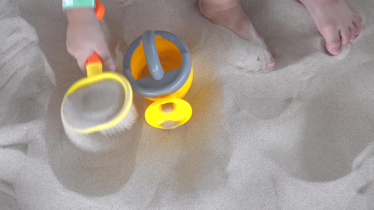 孩子们在沙坑里玩玩具视频下载