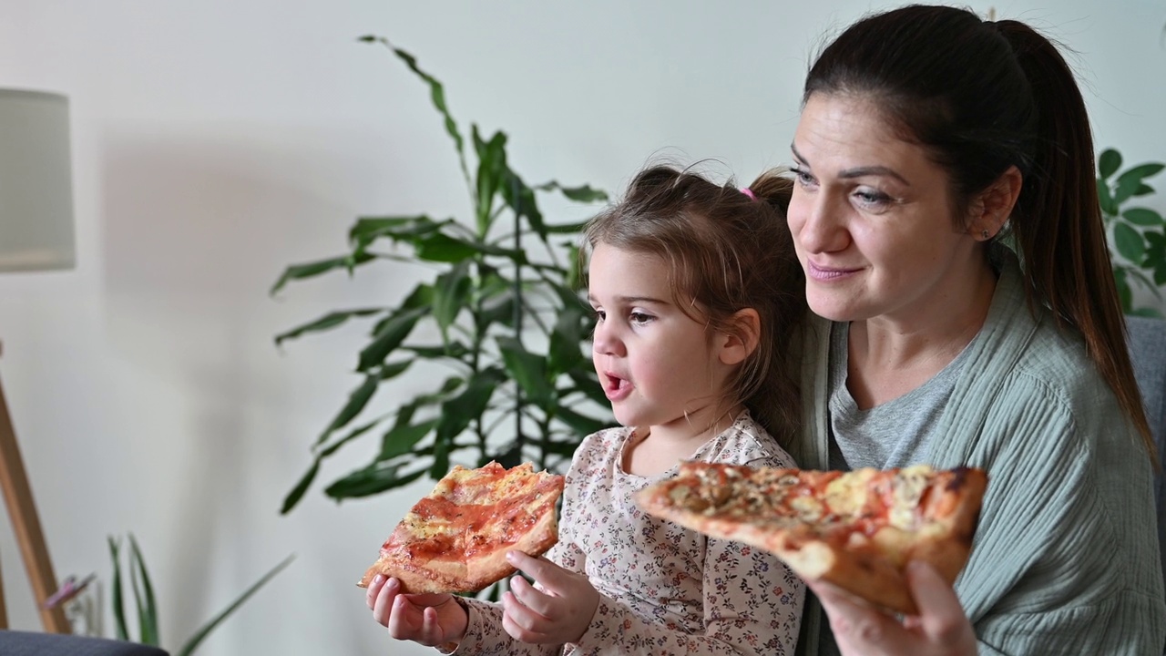 母亲带着四岁的女儿在家吃外卖披萨视频下载