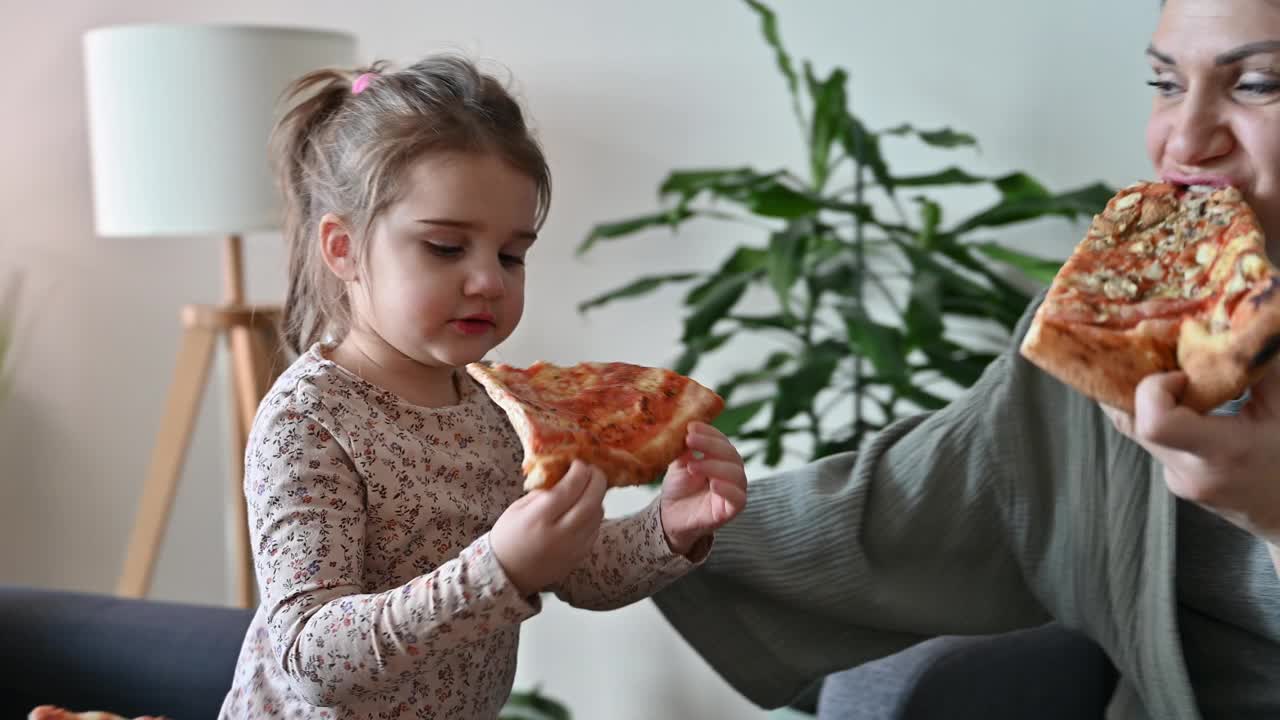 一家人带着两个小女儿在吃外卖披萨视频下载