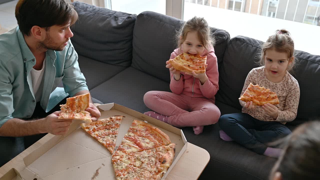 一家人带着两个小女儿在吃外卖披萨视频下载