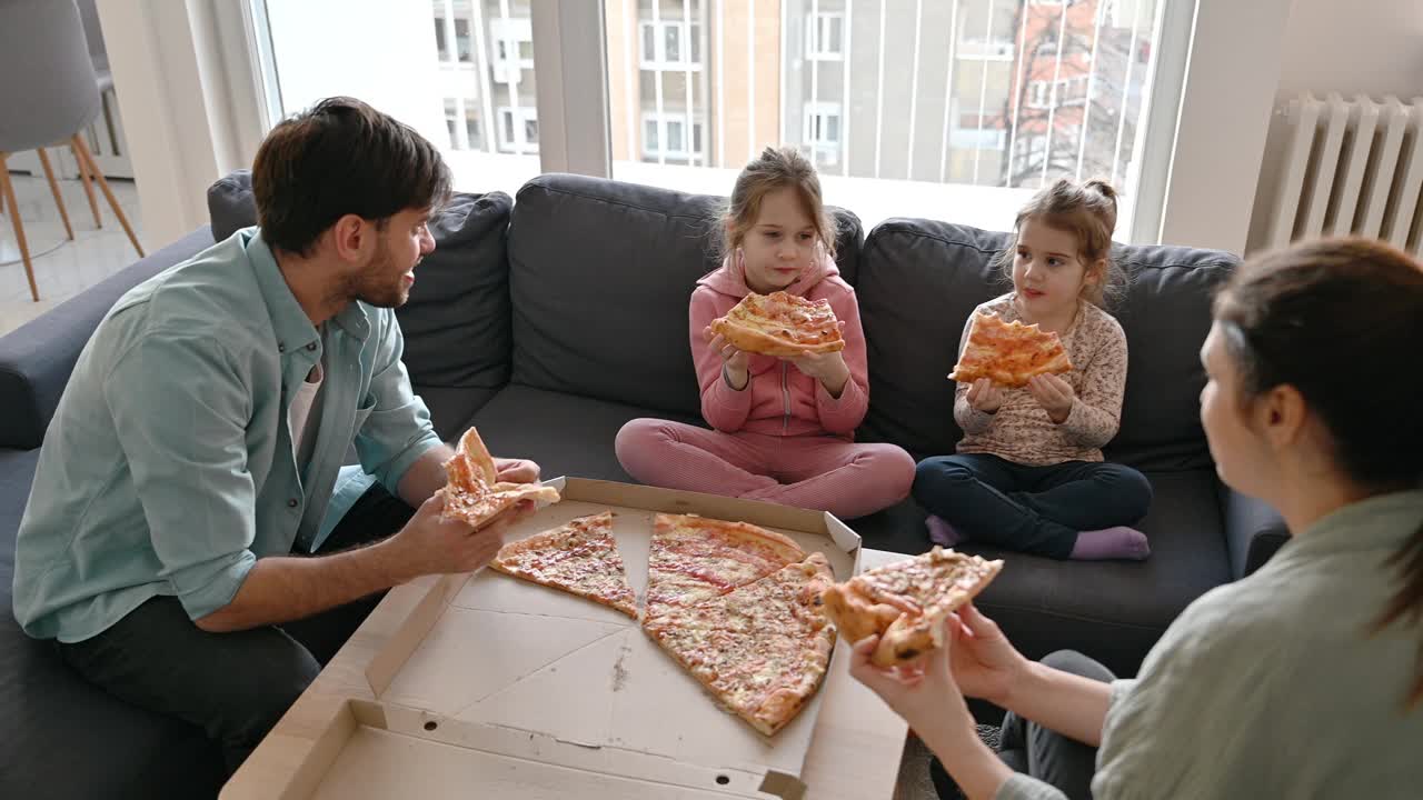 一家人带着两个小女儿在客厅吃外卖披萨视频下载