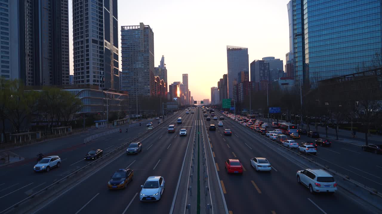 繁忙的交通，日落时车辆在两个方向行驶视频素材