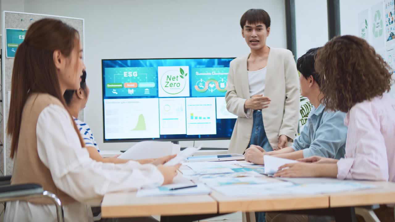 亚洲商务人士团队在可持续发展的公司办公室进行头脑风暴会议。介绍ESG项目规划、太阳能电池板、风力发电等。环保理念视频下载