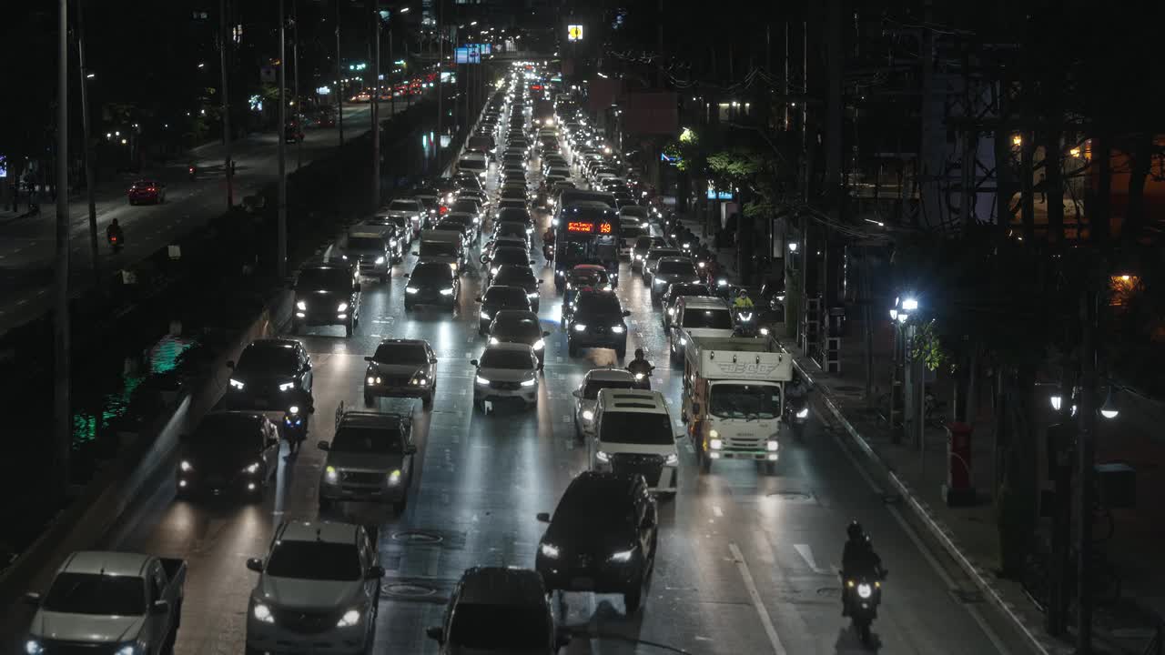 夜晚，带着自动照明的汽车在城市高速公路上疾驰视频下载