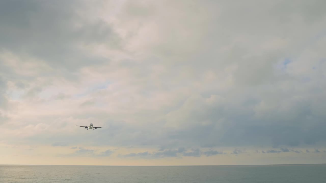 大型客机、客机在灰色的天空中飞翔视频下载