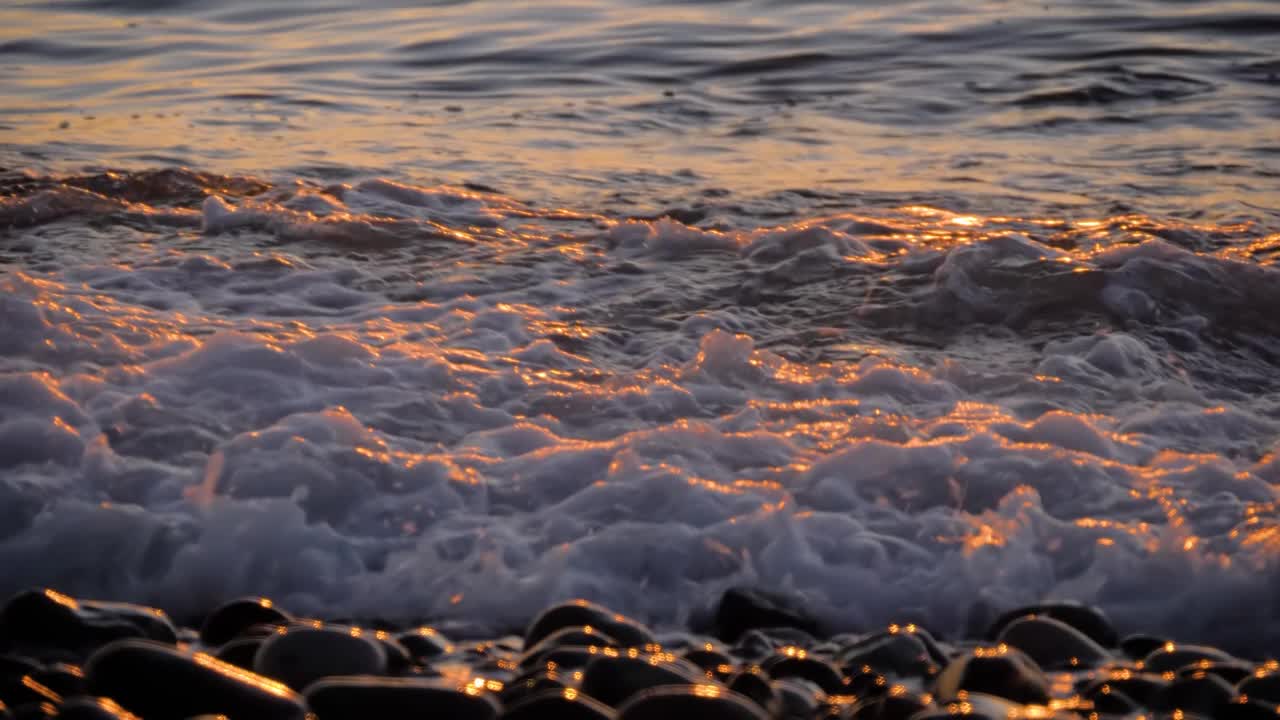 慢镜头——海浪冲击卵石滩——近距离拍摄视频下载