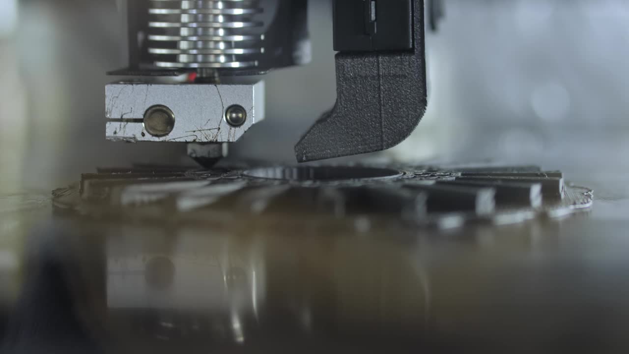 打印头3D打印机打印黑色平面塑料模型-近距离视频下载