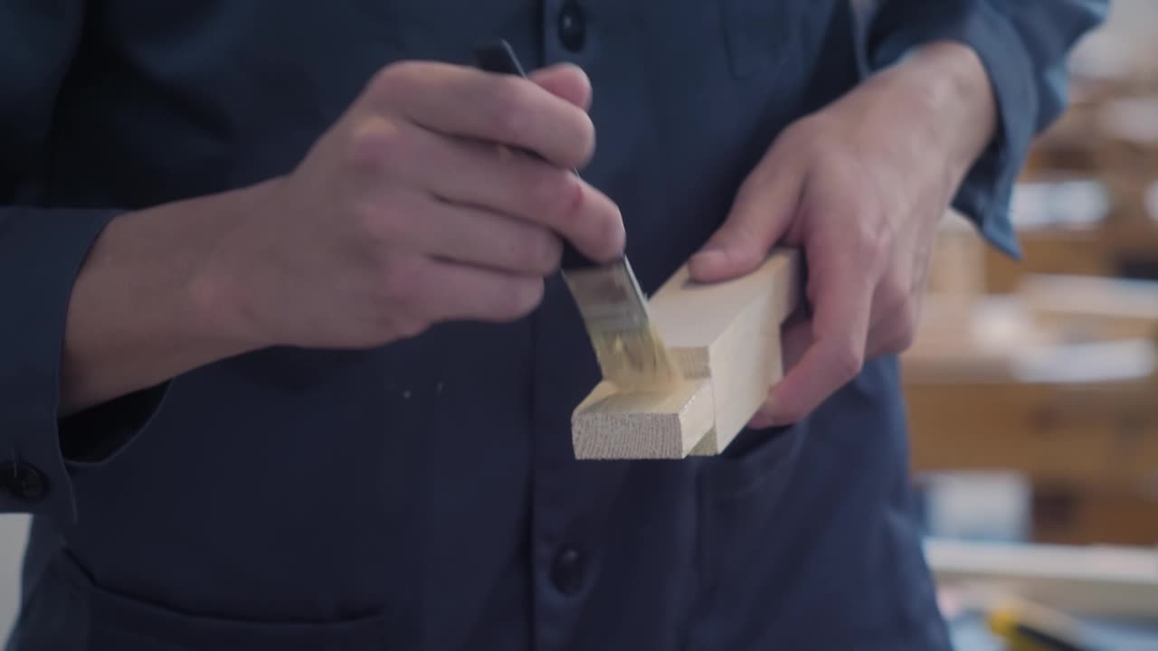 专业男木匠用刷子在木质细节上涂胶水:特写视频下载