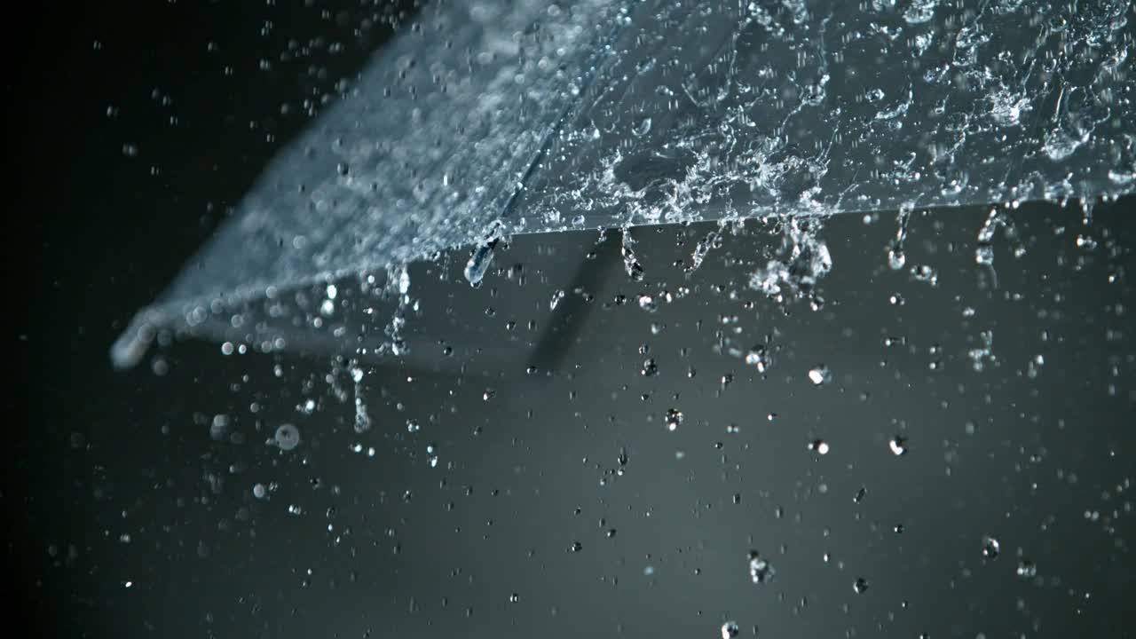 雨滴落在透明的伞上视频下载