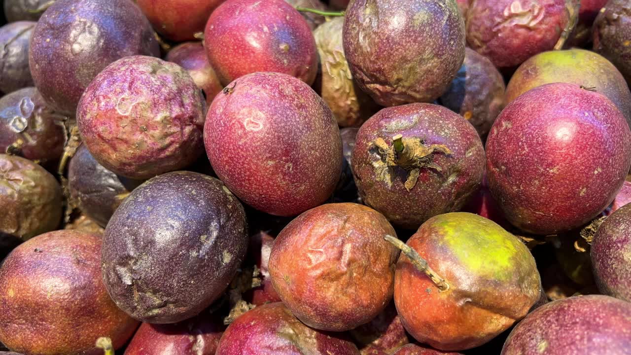 蔬菜和水果在柜台上的超市或市场在越南的百香果，4k高品质的视频全画幅相机。视频下载