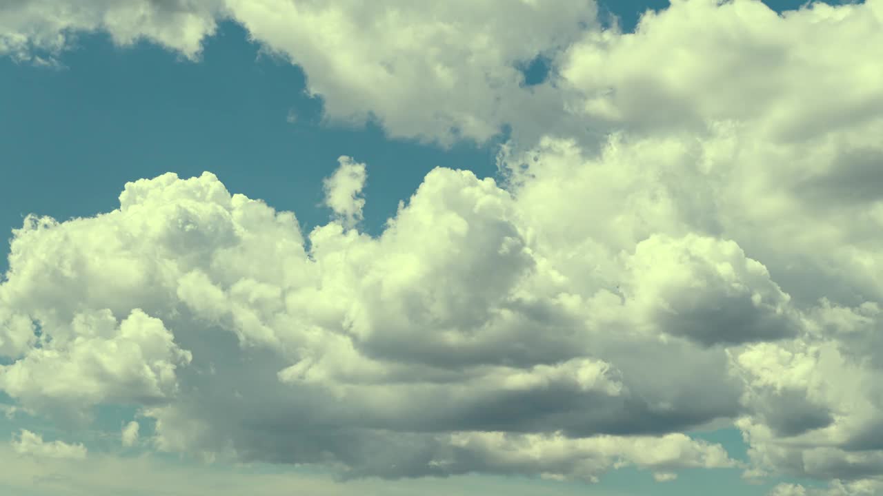 移动时移云。蓝天上的白云。秋天的心情回荡着b-roll。雨云景的自然云团延时。神的创造与基督教宗教崇拜的背景观念。视频下载