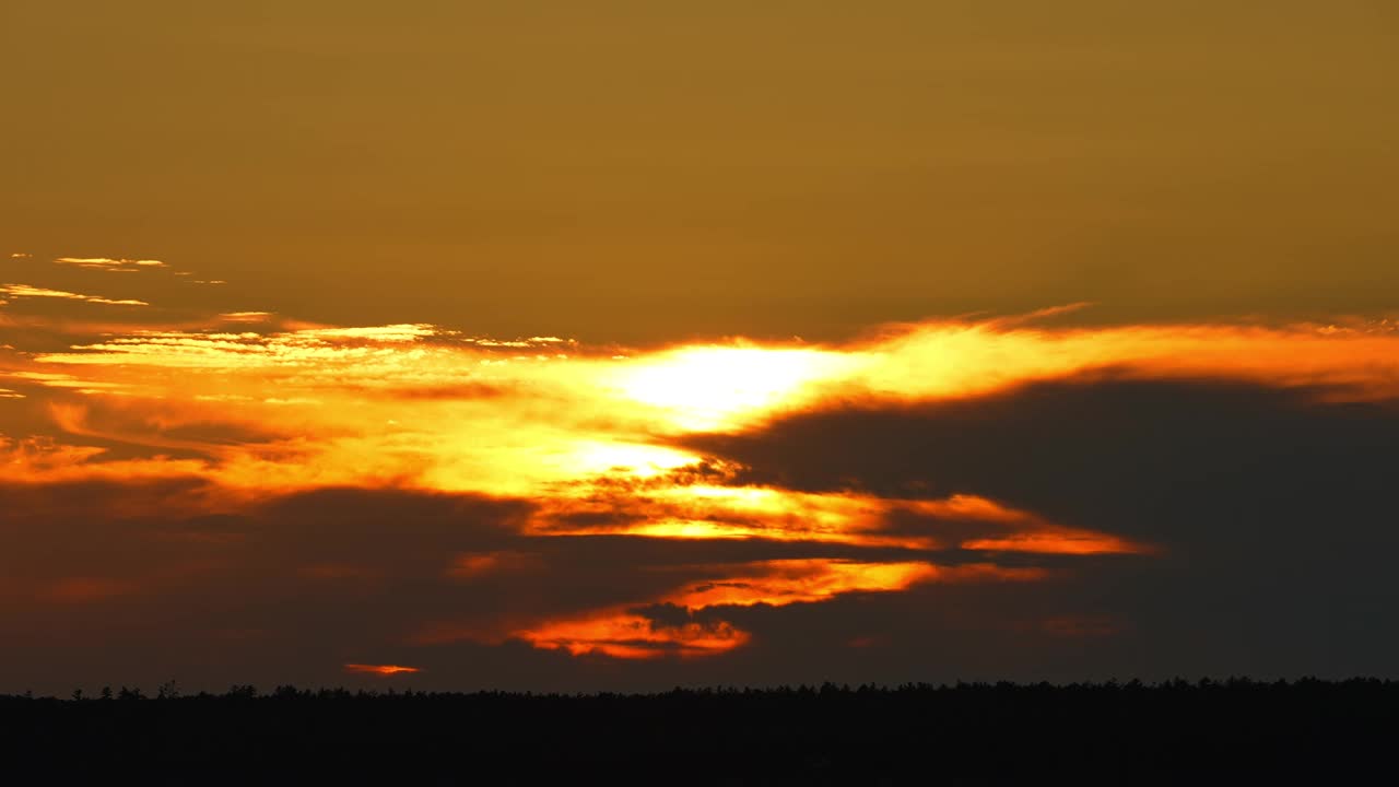 巨大明亮的黄色热太阳盘在日落时向下移动。史诗般的天空和天际线。令人惊叹的橙红黄的夕阳黄昏的颜色。电影般的色彩斑斓的夕阳。荒野的黄金时刻。视频下载