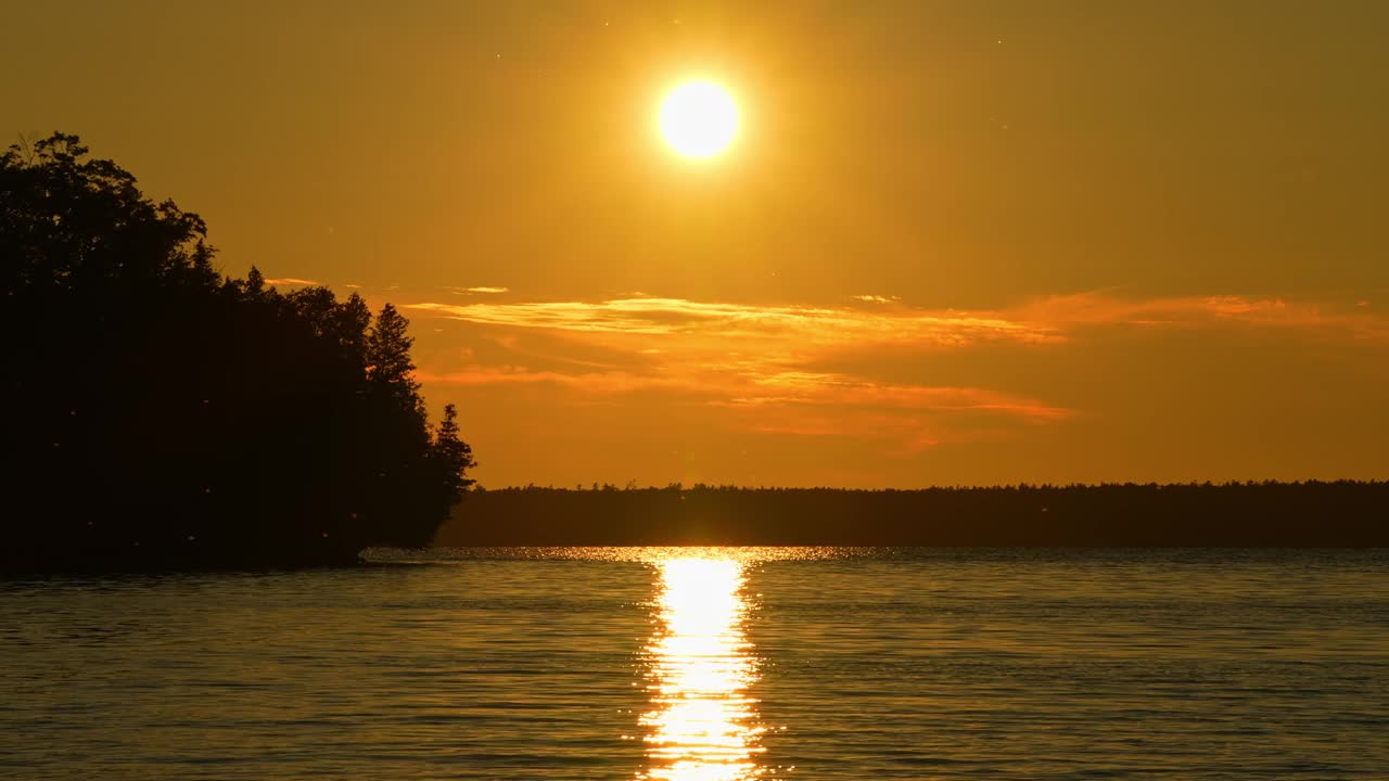 橘黄色和红色的日落天空与云的电影视图。一天结束了。加拿大荒野的夏日黄昏。当太阳下山到黄昏时，史诗般的太阳落下了一个大圆圈。晚上的天空。视频下载