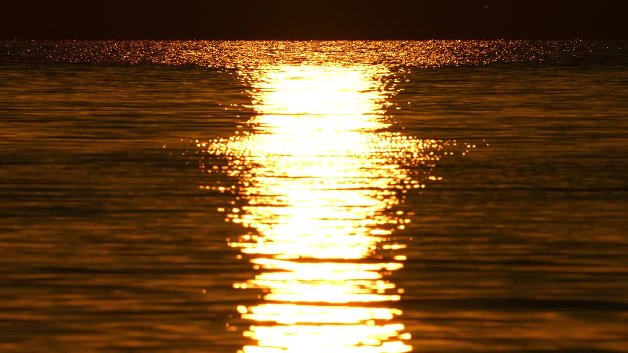 巨大明亮的黄色热太阳盘在日落时向下移动。史诗般的天空和天际线。令人惊叹的橙红黄的夕阳黄昏的颜色。电影般的色彩斑斓的夕阳。荒野的黄金时刻。视频下载