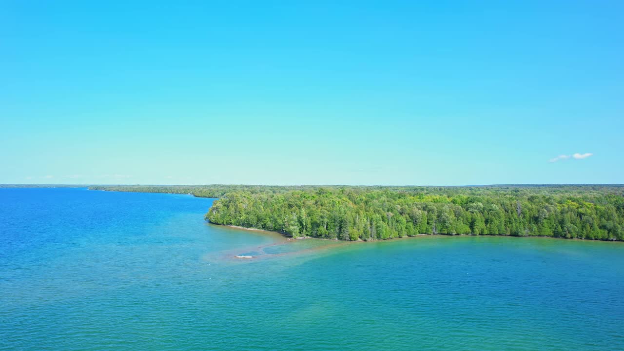 从空中俯瞰美丽的马尼托湖。令人惊叹的天际线景观，树木和水。加拿大的荒野。度假的好地方。小屋位于最大的淡水岛上。视频下载