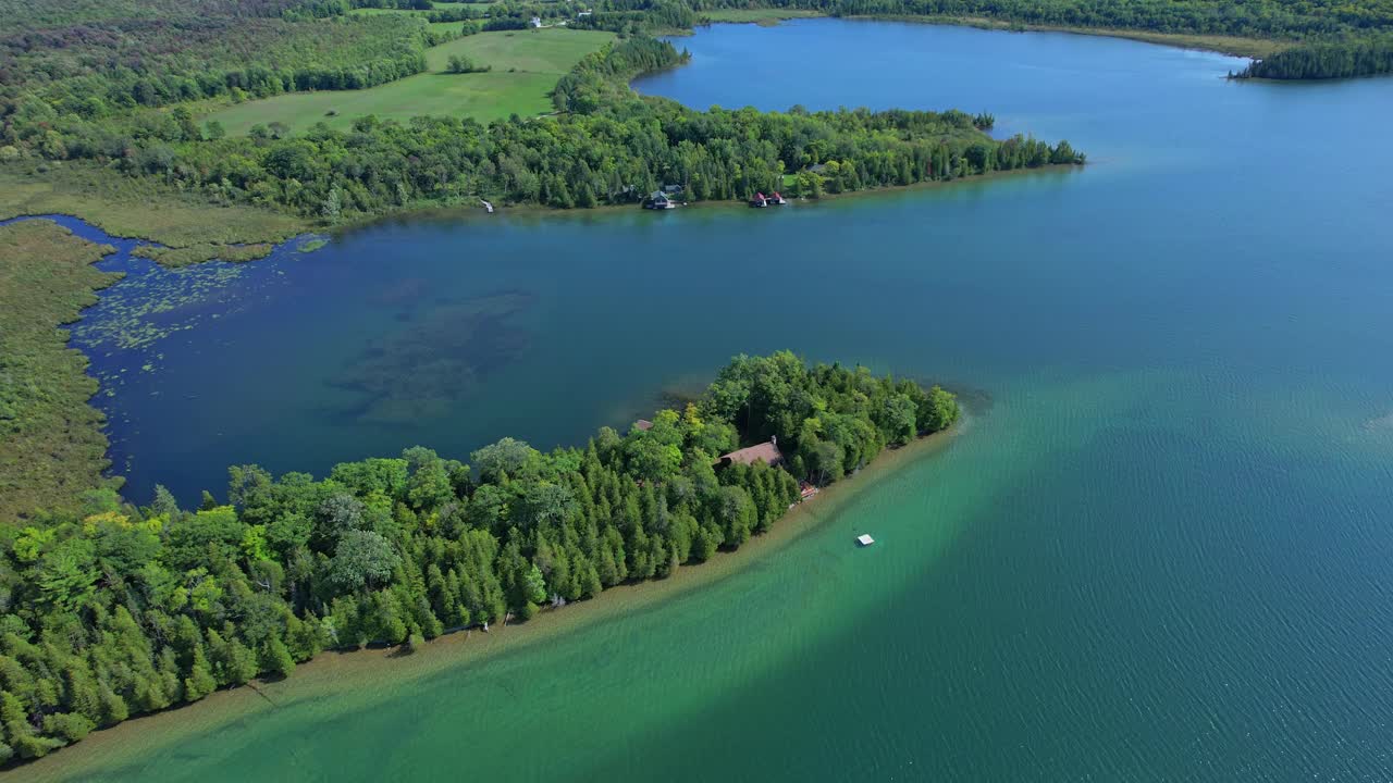 壮丽的鸟瞰图平静而迷人的水域和湿地的马尼托湖。加拿大安大略省北部马尼图林岛植被的豪华景观。岛上最大的湖。视频下载
