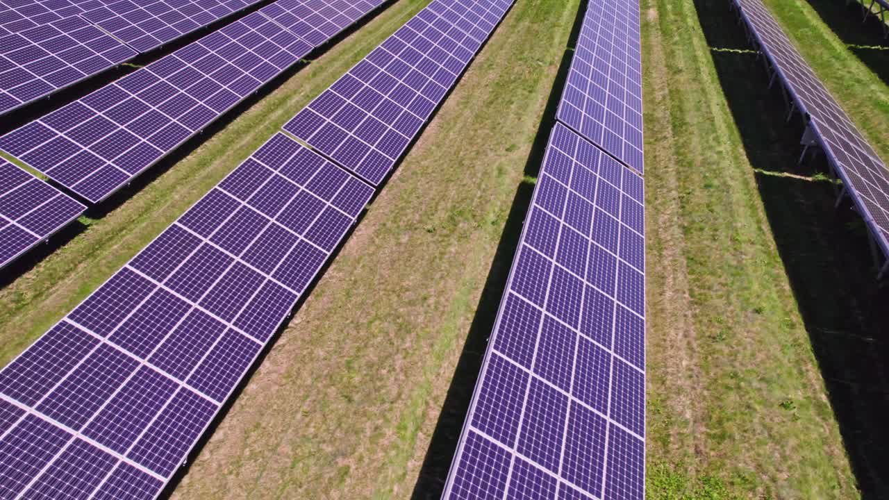 太阳能电池板鸟瞰图。清洁绿色可再生能源的概念。采用环保光伏太阳能板的替代能源。减少碳足迹的技术。视频下载