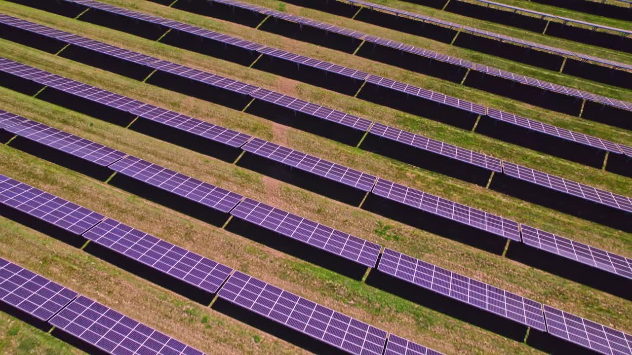 飞越大型太阳能工业农场，生产太阳能。绿色能源太阳能电池板技术，通过减少森林砍伐来应对气候变化和环境影响视频下载