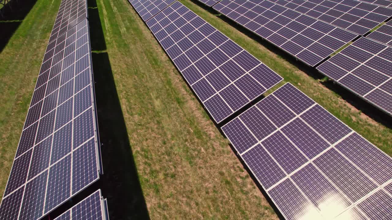 太阳能电池板鸟瞰图。现代光伏发电系统创造了不砍伐森林、不影响环境的发电方式。绿色能源和气候变化概念。视频下载