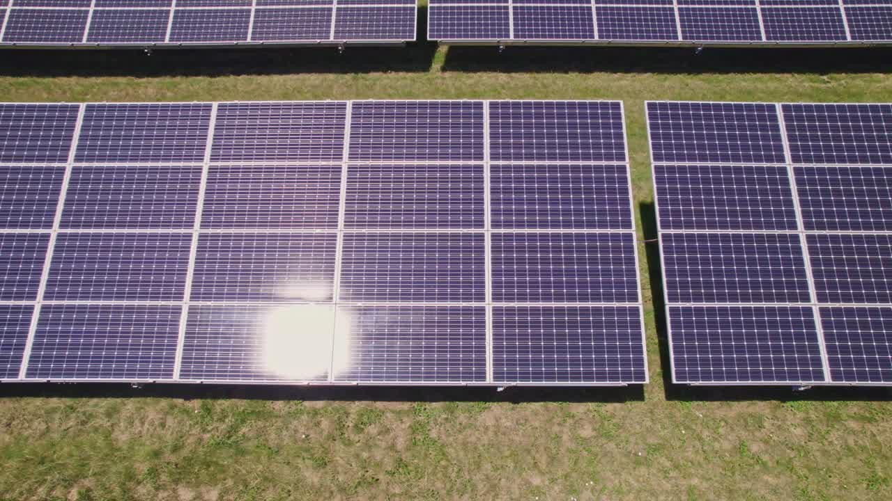 为生产清洁绿色生态电力而安装太阳能电池板的蓝色光伏表面鸟瞰图。生产不影响环境的可再生能源。视频下载