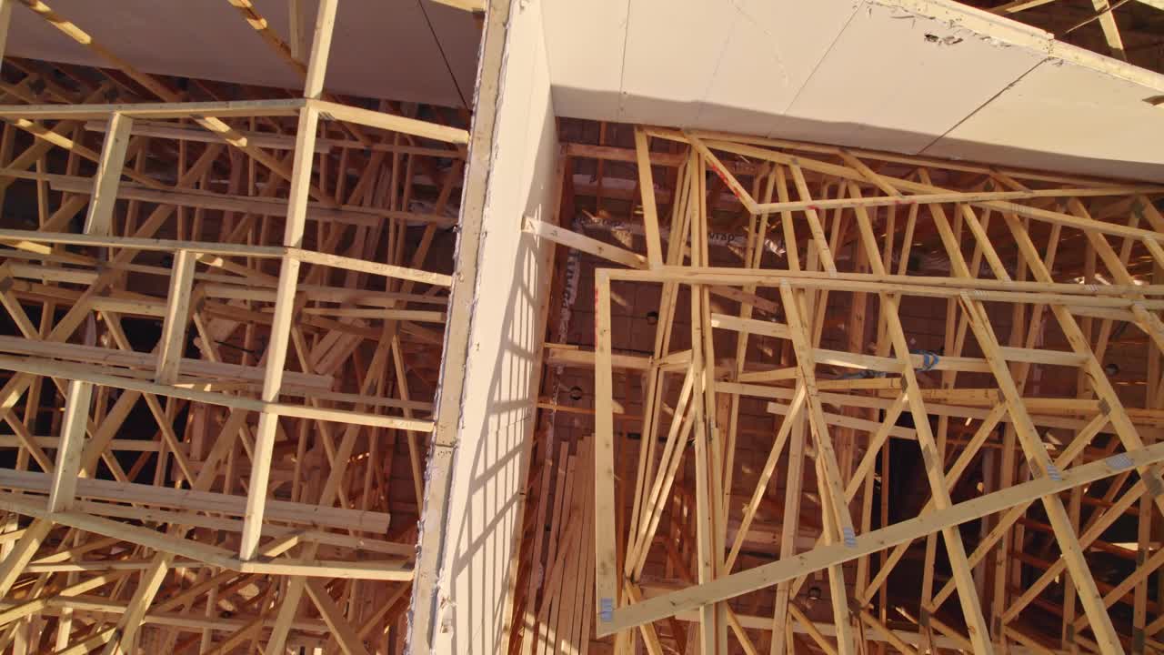 加拿大安大略省多伦多- 2022年9月11日:现代北美住宅建设。鸟瞰图未完工的木制屋顶肋骨框架结构的城市住宅。正在施工的屋梁。视频下载