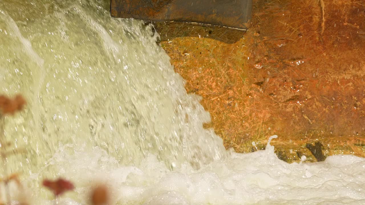 奇努克鲑鱼迁徙到加纳斯加河上游产卵的慢镜头。瀑布与植物鲑鱼产卵。加拿大安大略省霍普港的科贝特大坝。视频下载