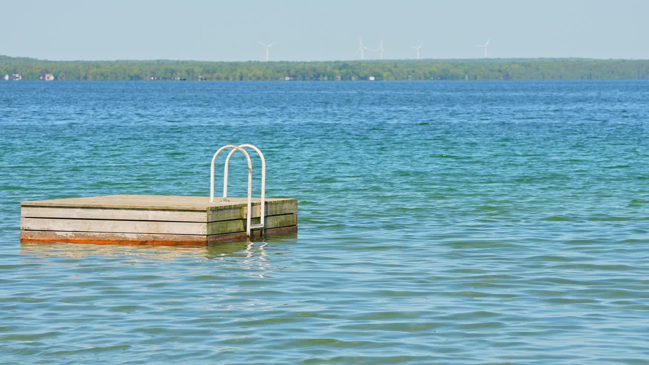 壮丽的景色，平静和迷人的水域和湿地的马尼托湖。加拿大安大略省北部马尼图林岛植被的湖边豪华景观。岛上最大的湖。视频下载