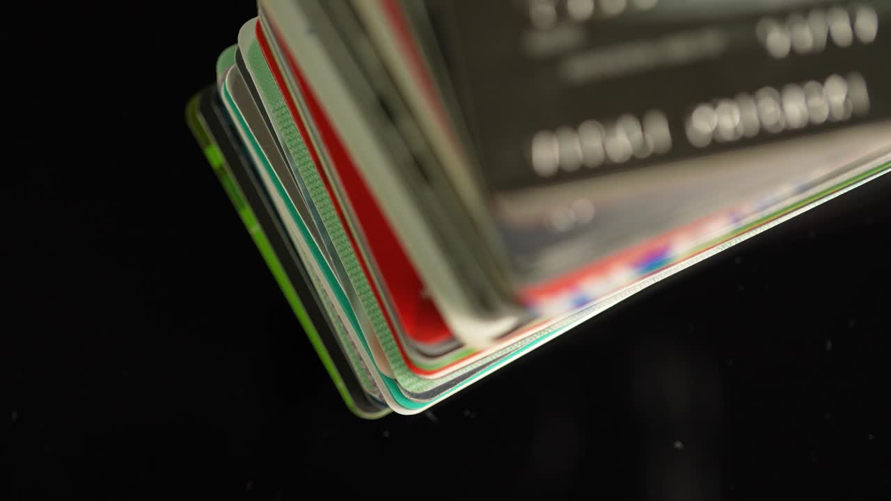 信用卡堆积在宏观市场。各种购买和商业金融交易的支付方式。网上支付，现金提取，财务操作，购物，转账。视频下载
