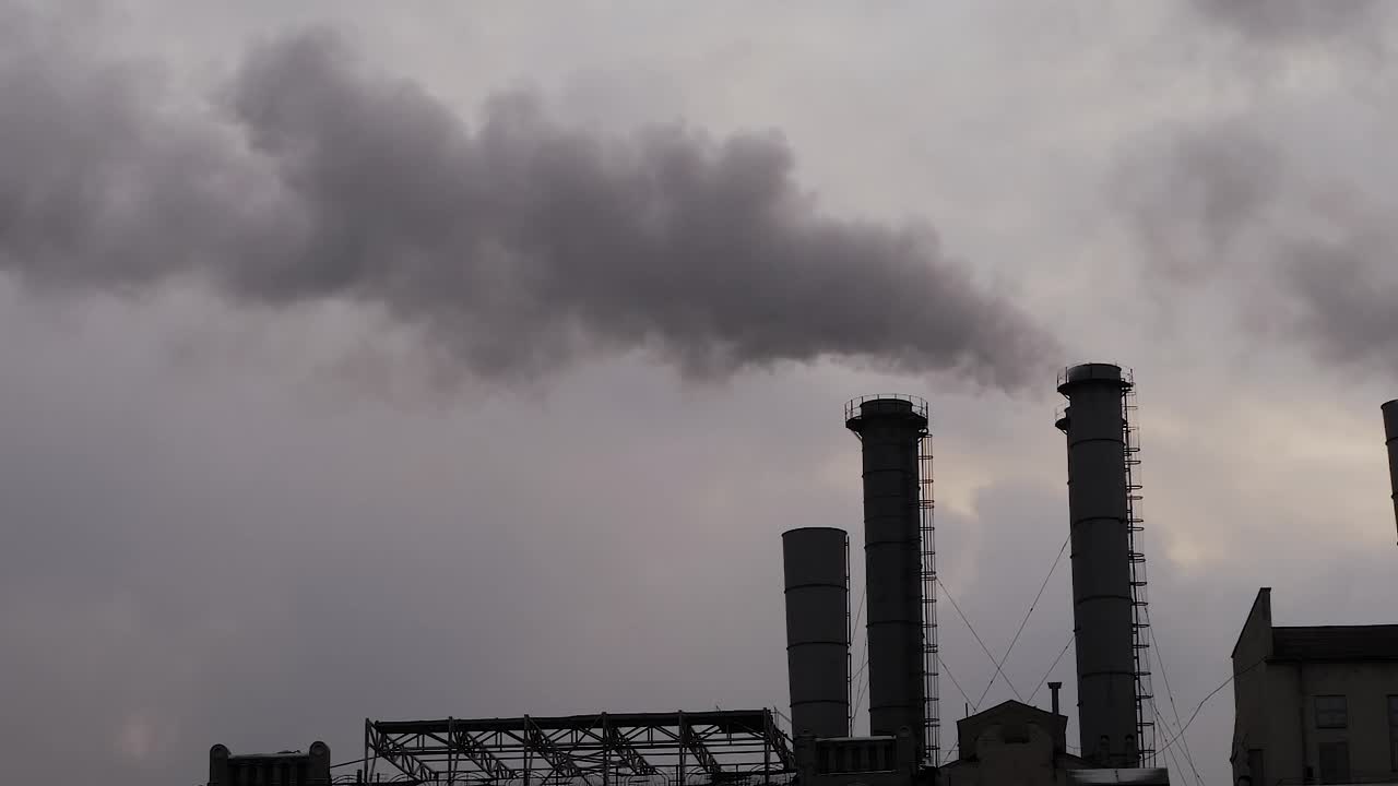 工厂大烟囱排放的烟尘对天空造成了环境污染视频下载