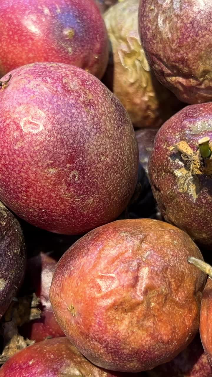 蔬菜和水果在柜台上的超市或市场在越南的百香果，4k高品质的视频全画幅相机。视频下载