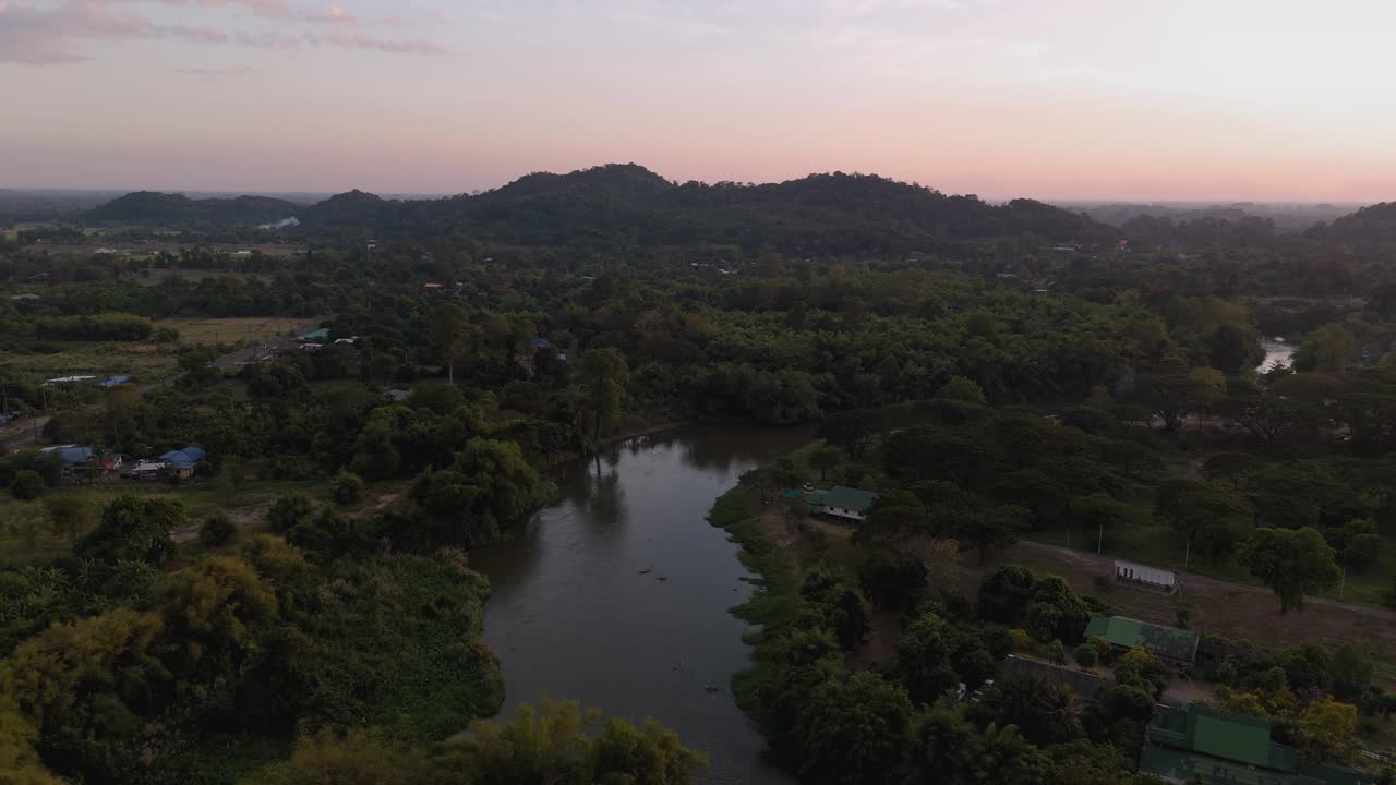 从空中拍摄的鸟瞰日落，那空那育的一个村庄，水从大坝流出，可以看到考艾。这是一条很长的山脉。视频下载