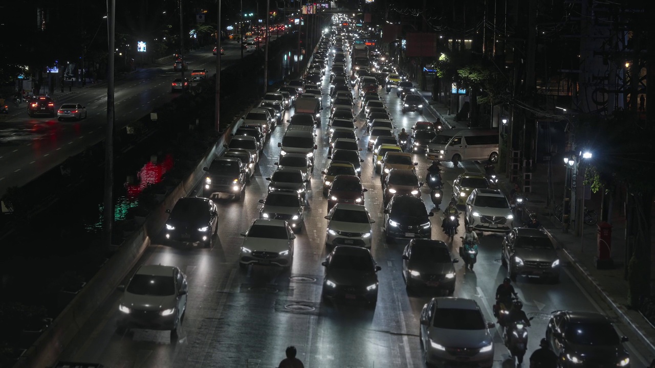 夜晚，无数装有自动照明的汽车行驶在城市的大道上视频下载