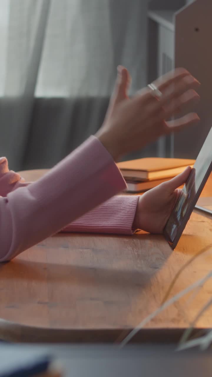 聋哑女性在家用平板电脑视频聊天的纵向研究视频下载