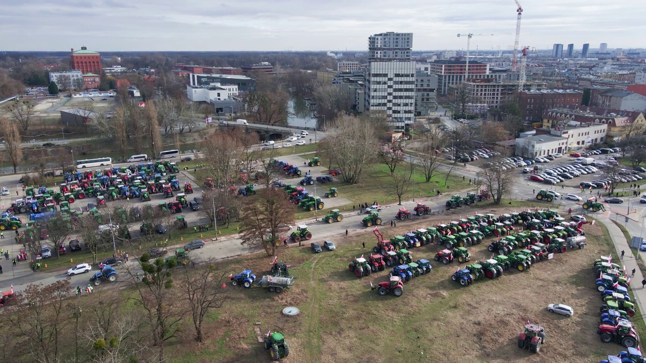 开着拖拉机抗议的农民在波兰城市的街道上阻塞交通视频下载