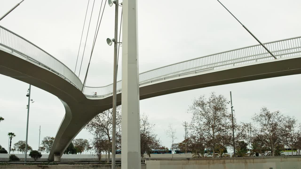40多岁的运动员跑过高架桥视频下载