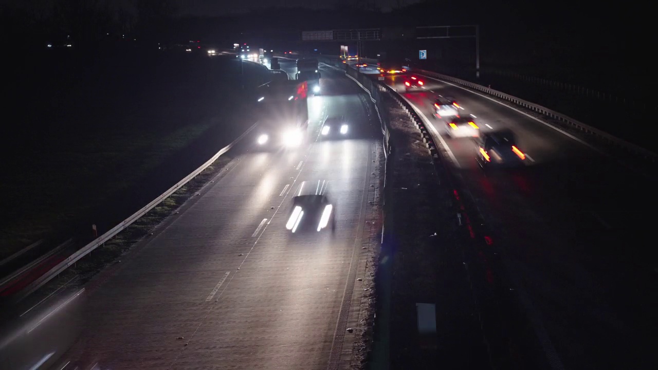 夜间高速公路上的灯光痕迹，道路交通时间流逝视频下载