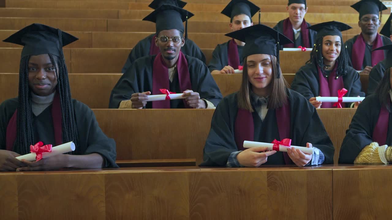 毕业典礼上的学者们视频素材