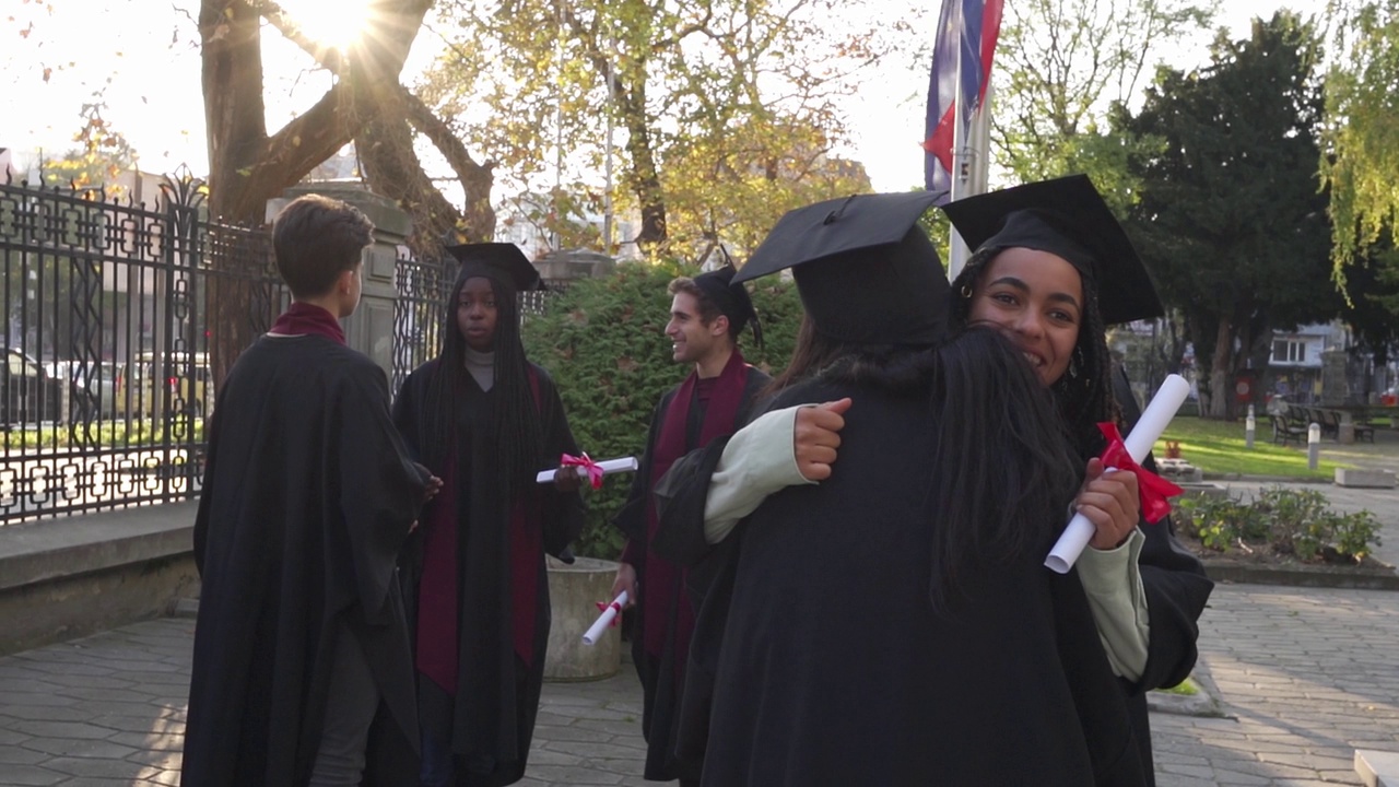 毕业典礼后拥抱的学生视频素材