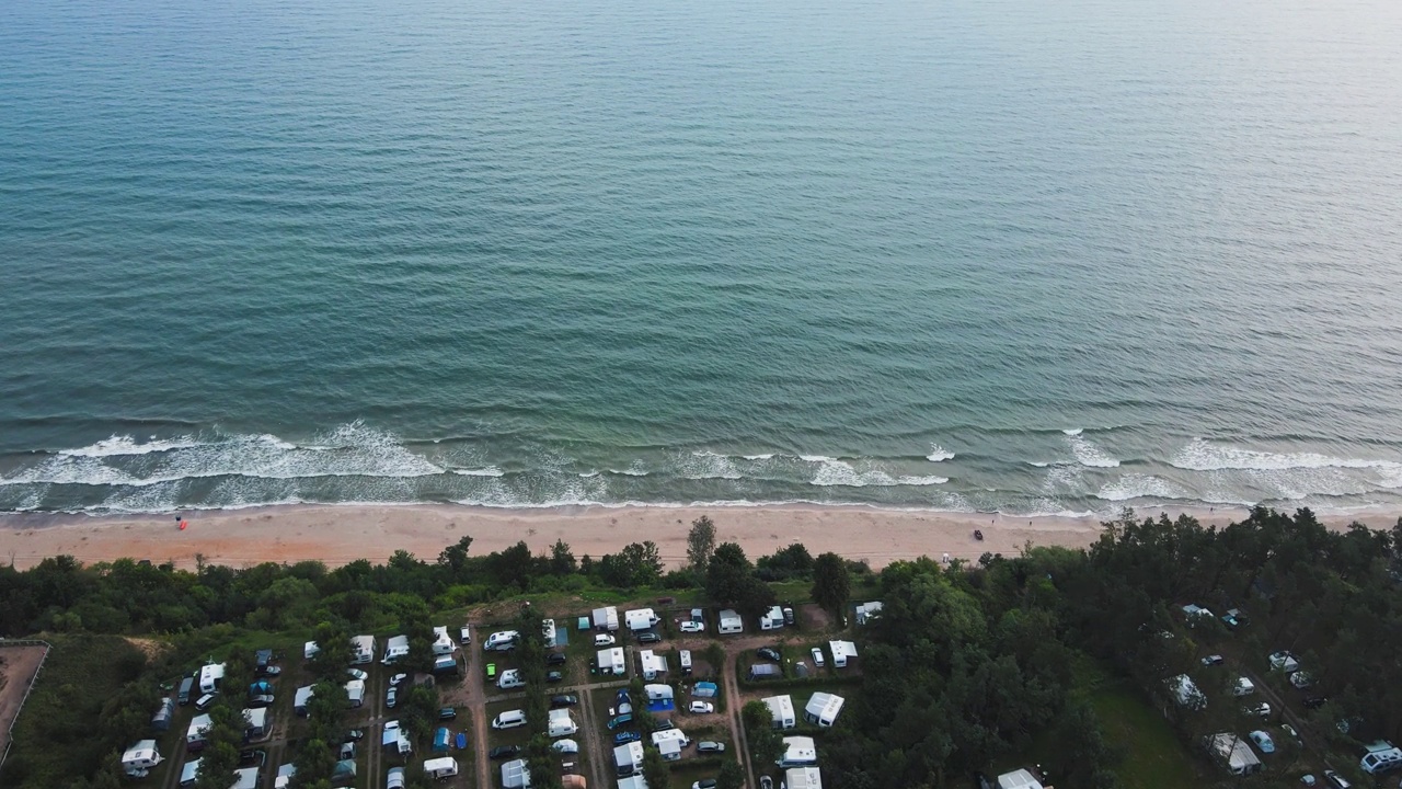 波罗的海附近营地的拖车，鸟瞰图视频下载