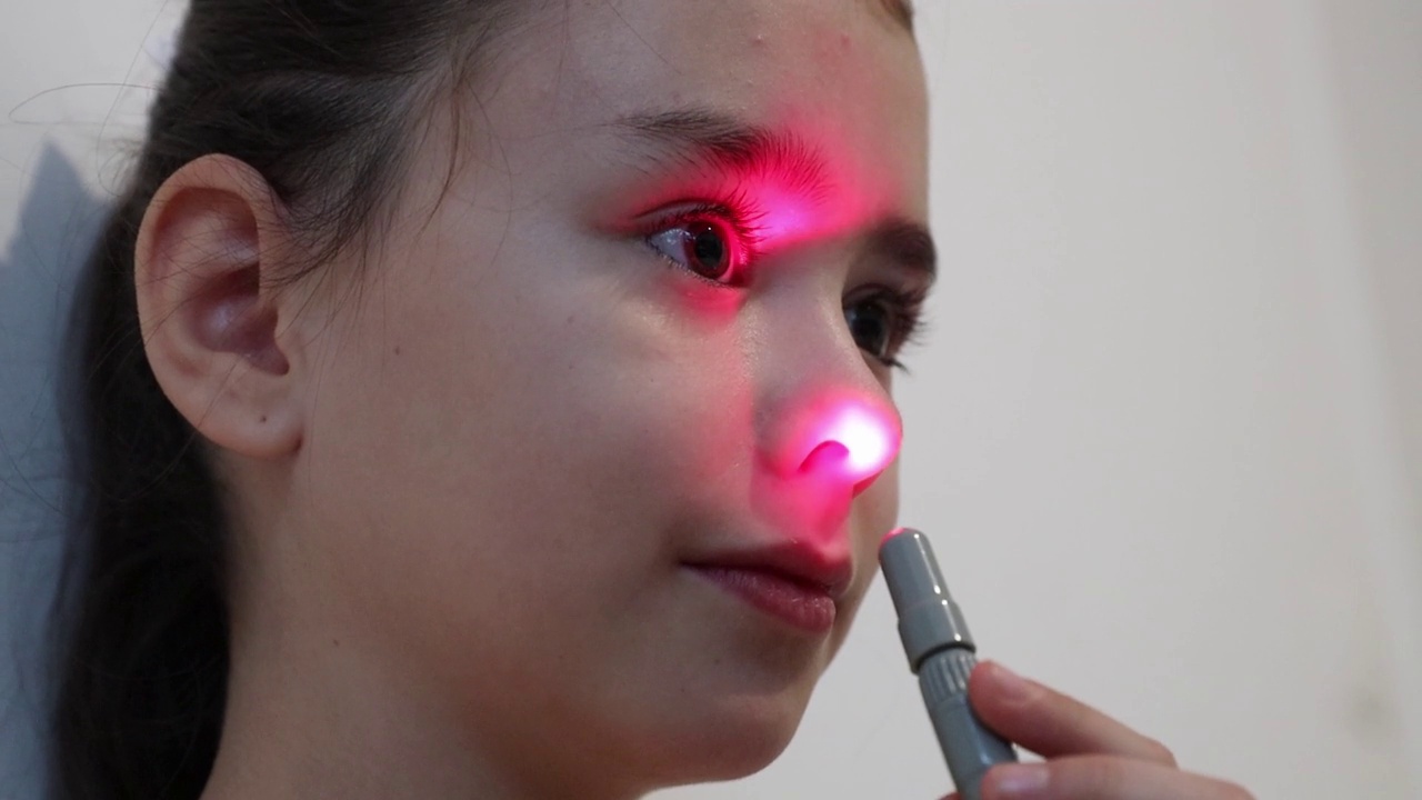 小女孩用红外线治疗鼻子。视频下载