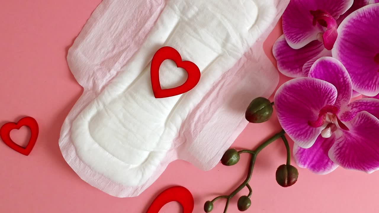 一个女性的垫子，三颗红心，粉红色的兰花枝。视频下载