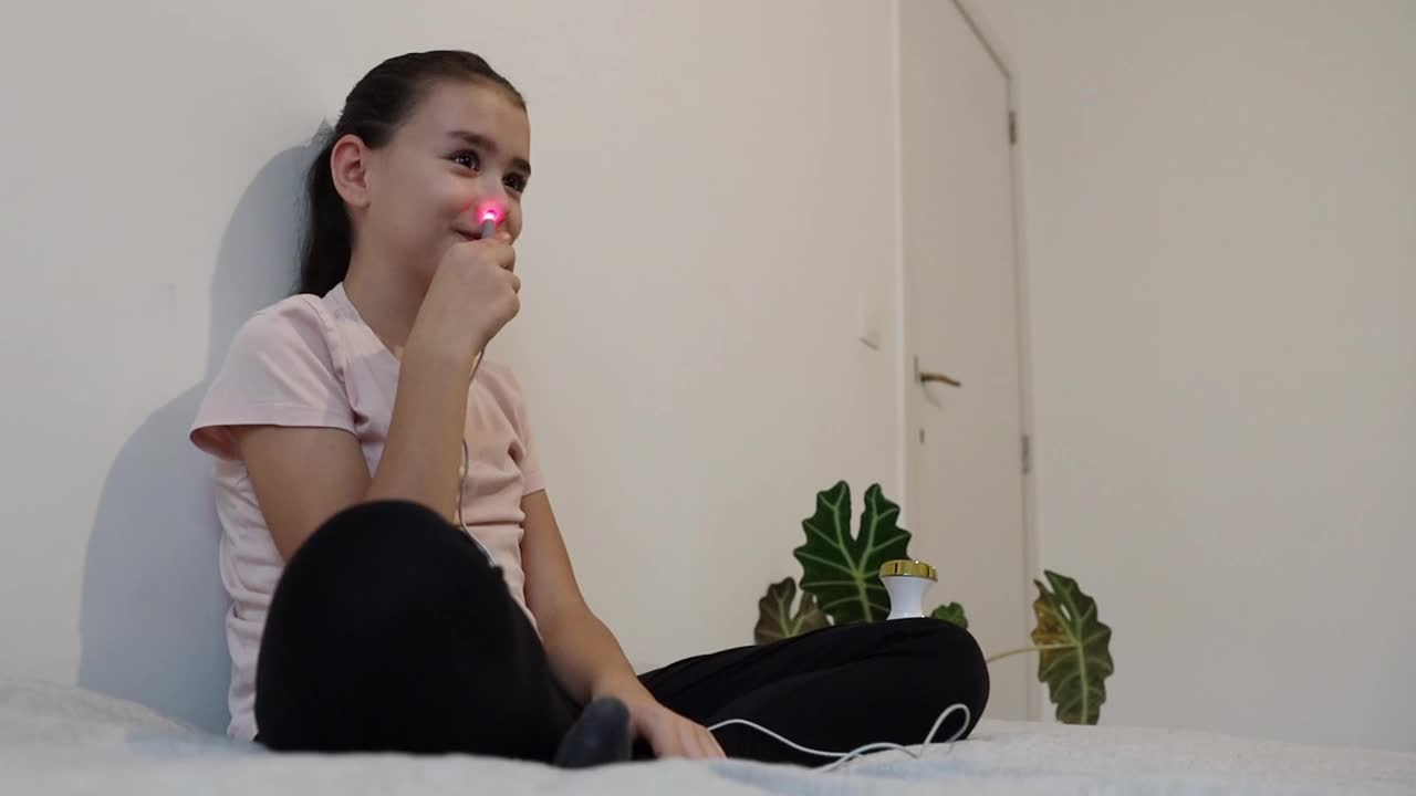 小女孩用红外线治疗鼻子。视频下载